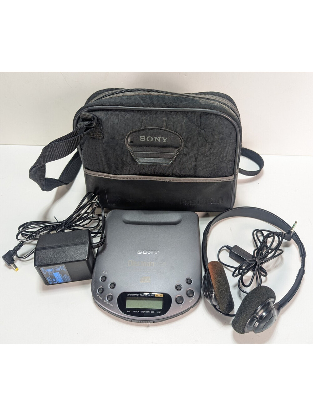Sony D-321 Discman with Case, Batteries, Charger, Headphones Portable CD Player